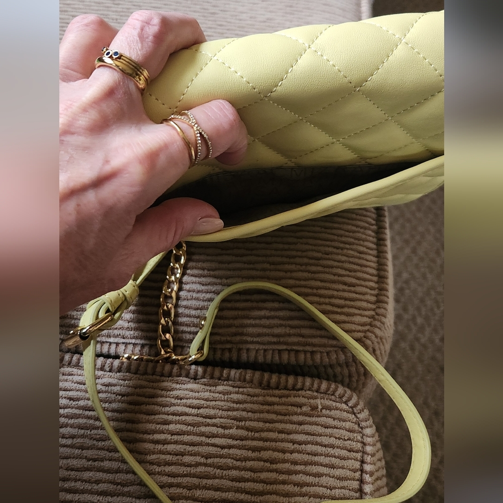 EUC! ISSAC MIZRAHI QUILTED LEATHER CROSSBODY PURSE IN A BEAUTIFUL BUTTER YELLOW! - Picture 5 of 6